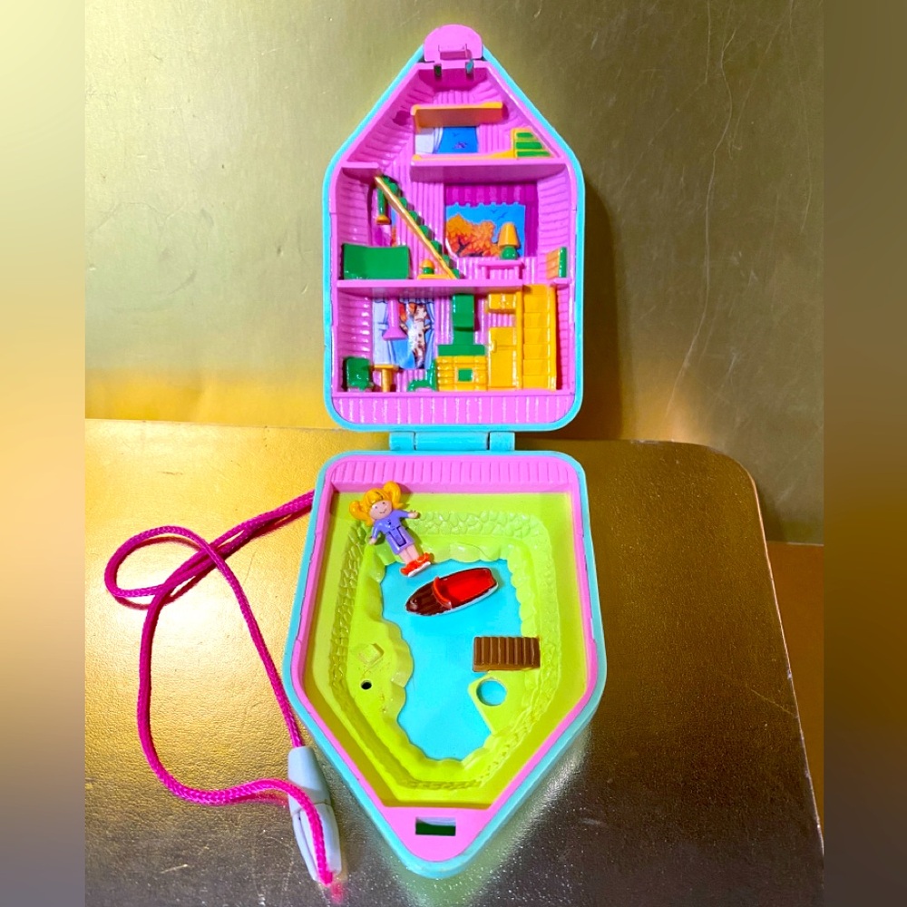 PRETTY PIXIES VTG 1992 POLLY POCKET TYPE LAKE HOUSE COMPACT w/BOAT & GIRL FIGURE